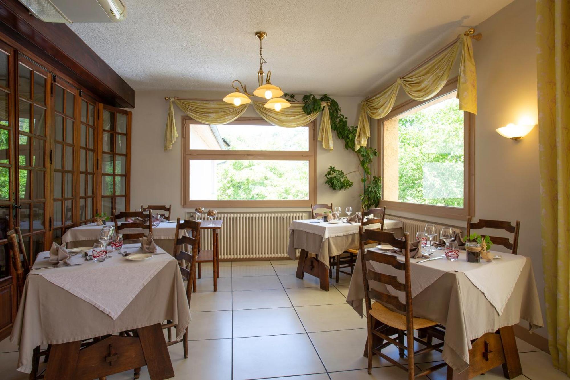 Logis Hotel Restaurant Du Pont Ambialet المظهر الخارجي الصورة